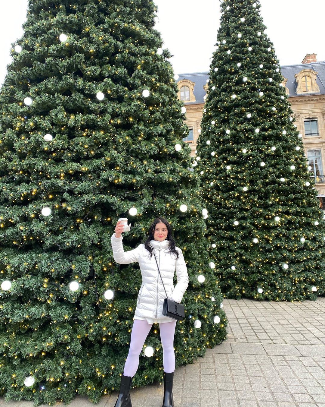 Pretty ideas for christmas tree, The Christmas Chronicles: Christmas Day,  Christmas tree,  Christmas lights,  Christmas decoration,  Ariel Winter,  Hot Instagram Models  