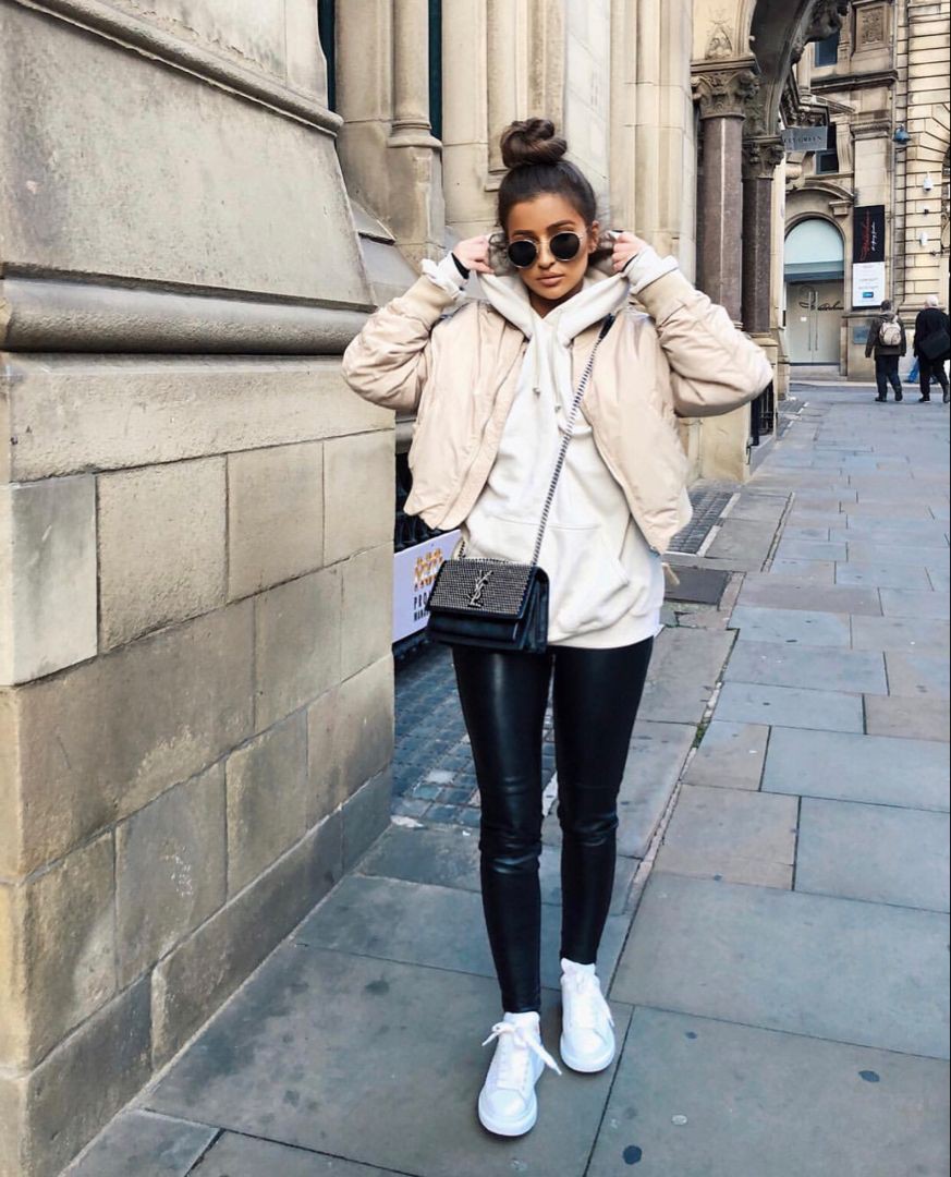 Popular designs for instagram outfit inspiration, Fanny pack: fashion blogger,  Caroline Daur,  Fanny pack,  Street Style,  Casual Outfits,  Jacket Outfits  