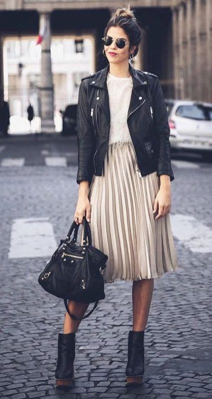 Pintas con faldas plisadas, Lapel pin | Outfit With Pleated Skirts ...