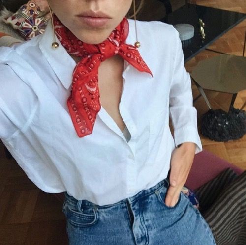 Blusa branca com bandana vermelha: Mom jeans,  Vintage clothing,  Camisa blanca,  Bandana Outfit Girls  