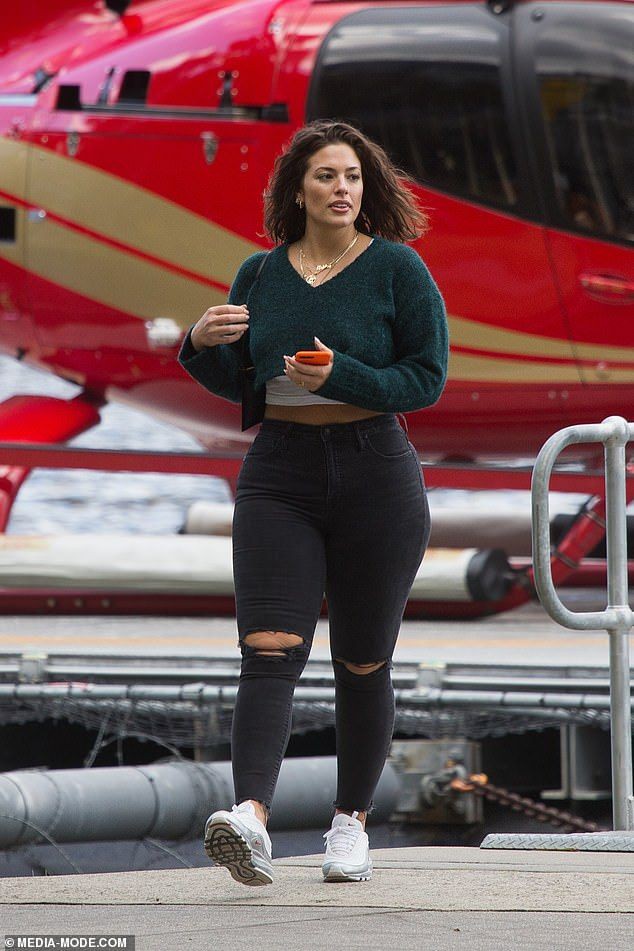 Just adorable! ashley graham famous: Crop top,  Plus-Size Model,  Ashley Graham,  Crop Top Outfits,  Street Style  