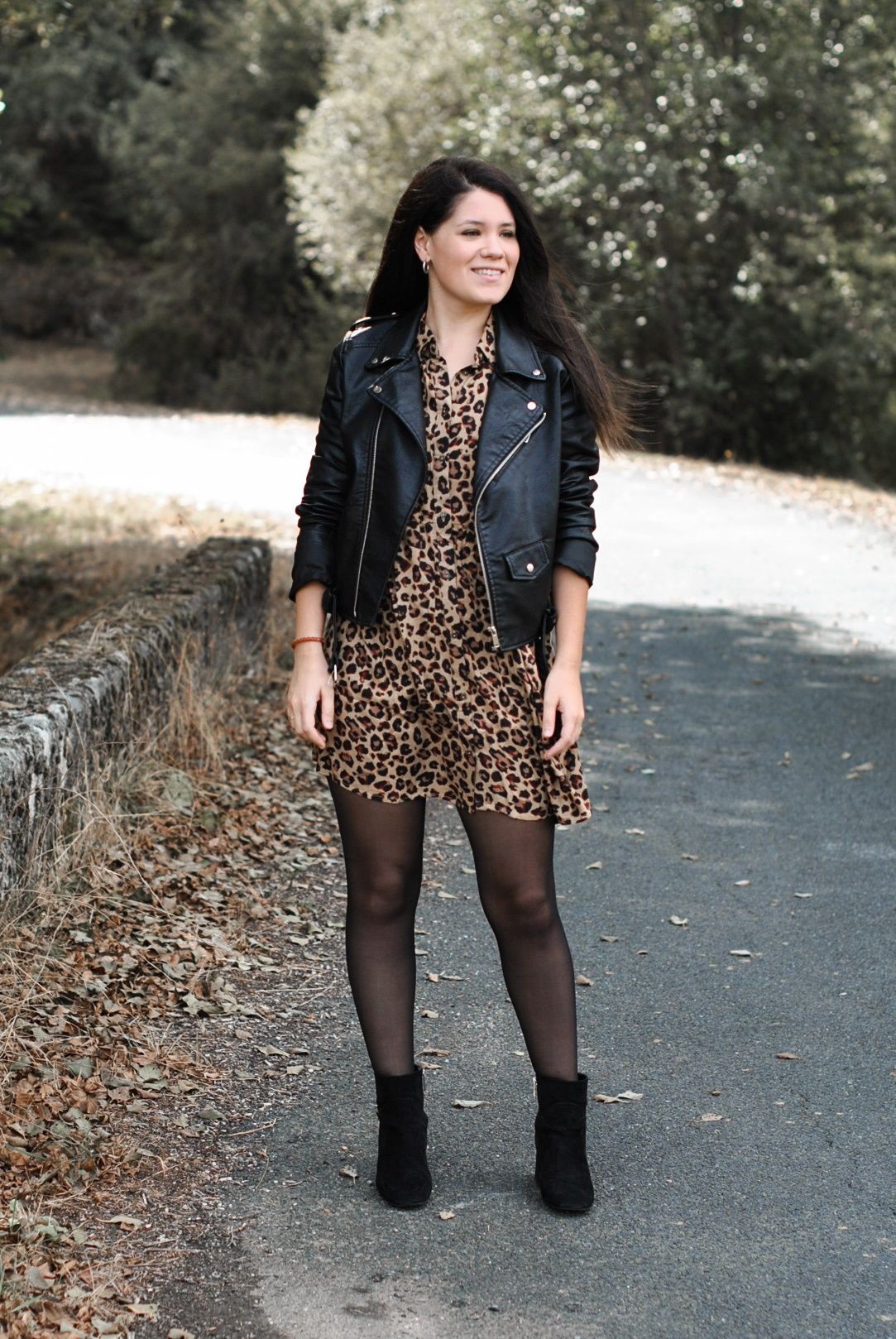 Vestido leopardo chaqueta de cuero: Leather jacket,  Animal print,  Church Outfit,  Casual Outfits  