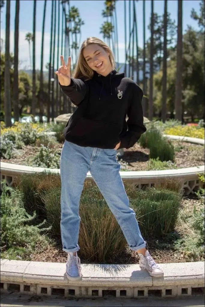 Maddie ziegler in a hoodie: School Outfit,  Maddie Ziegler,  Black Hoodie,  Hoodie outfit  