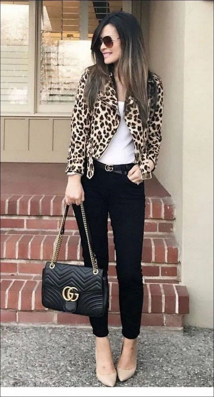 Dam hot ideas for tendencia animal print 2020, Animal print: black pants,  Lapel pin,  Business casual,  Animal print,  Business Outfits  