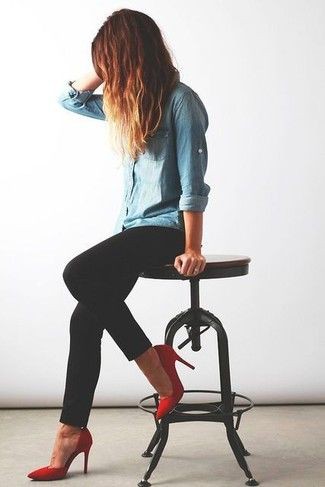 Pantalon negro con zapatos rojos | Outfits With Red Shoes | High-heeled shoe, Shoes Outfits, Slim-fit pants