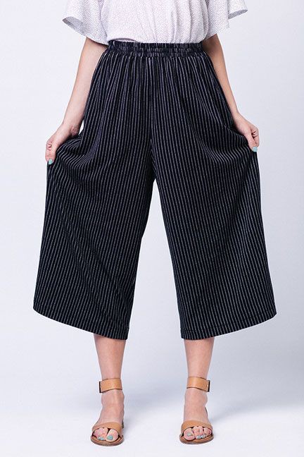 Celebrities choice elastic waist culottes, Capri pants: Clothing Ideas,  Capri pants,  Stretch fabric,  Culottes Outfit  