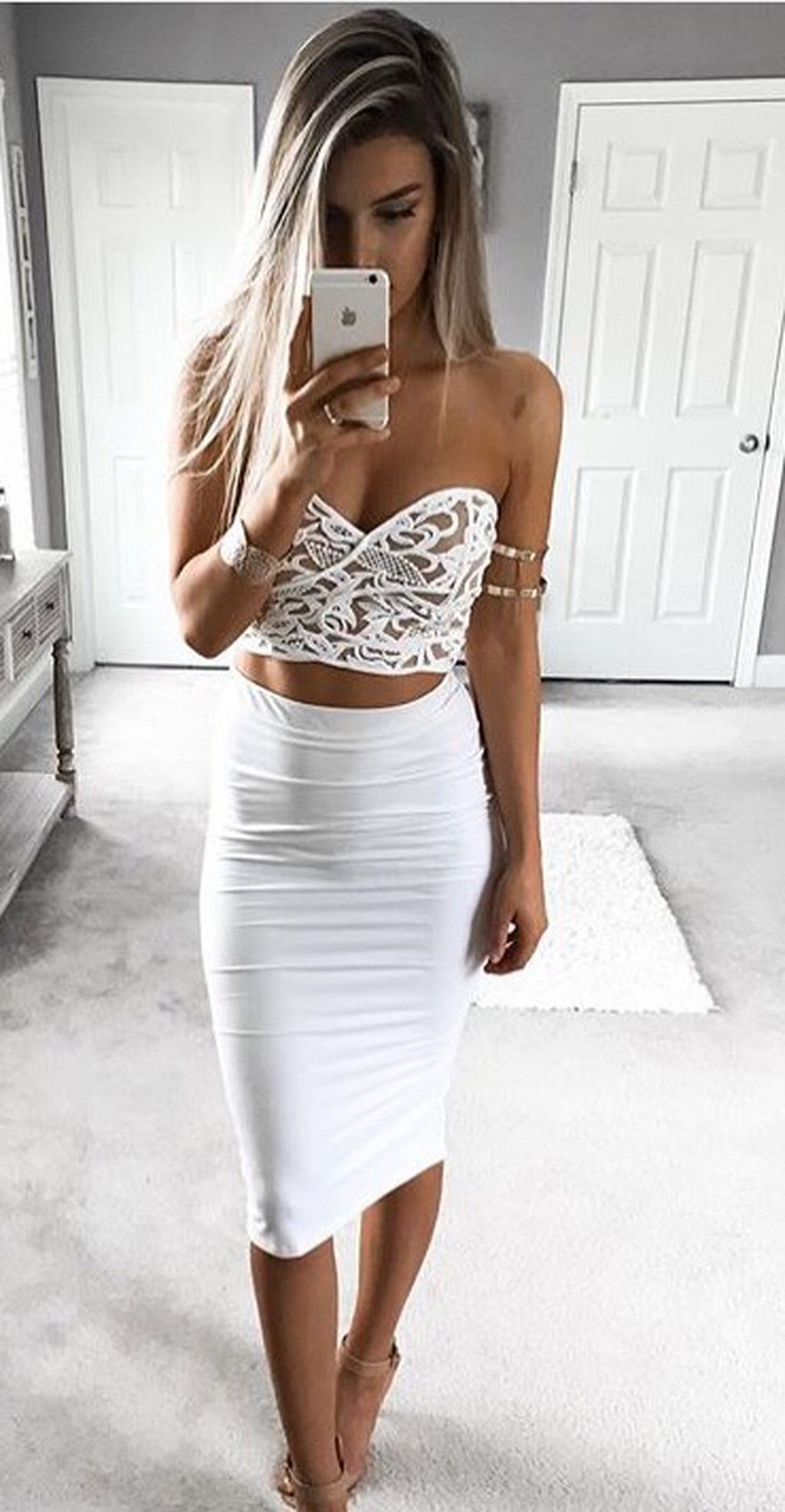Faculteit redden koolhydraat Lace crop top and pencil skirt | All White Party Outfit Ideas For Women |  Backless dress, Crop top, Formal wear