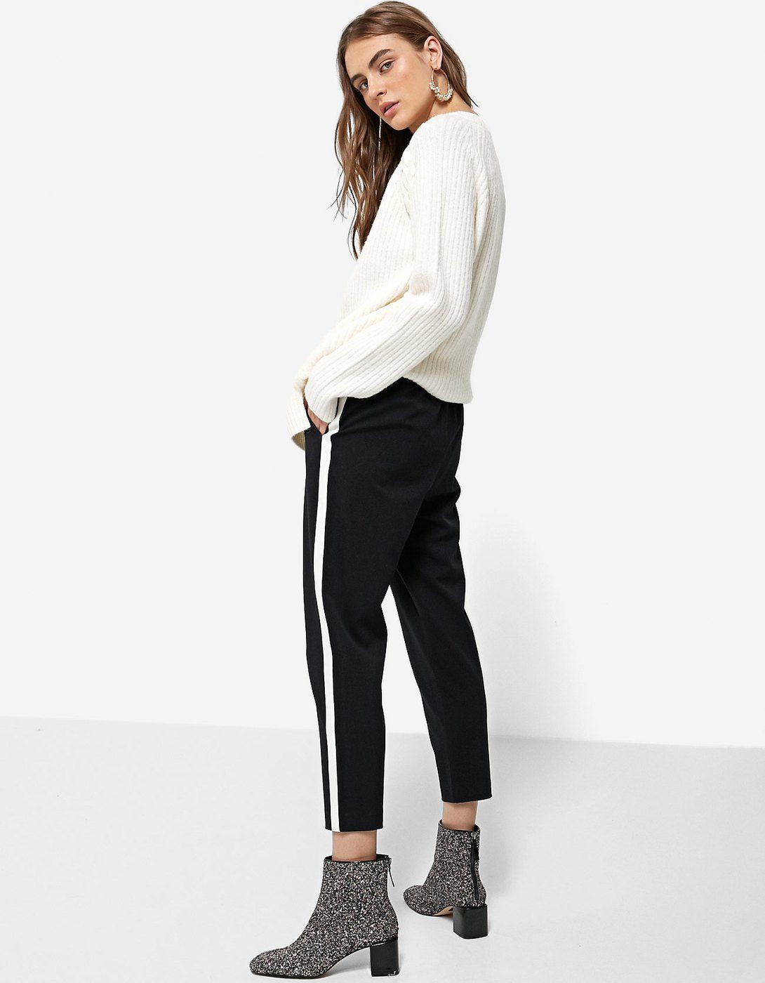 Pantalon negro raya lateral stradivarius | Outfits With Side Trousers Girls | Pantalon Ã Pince, Trouser Outfits,