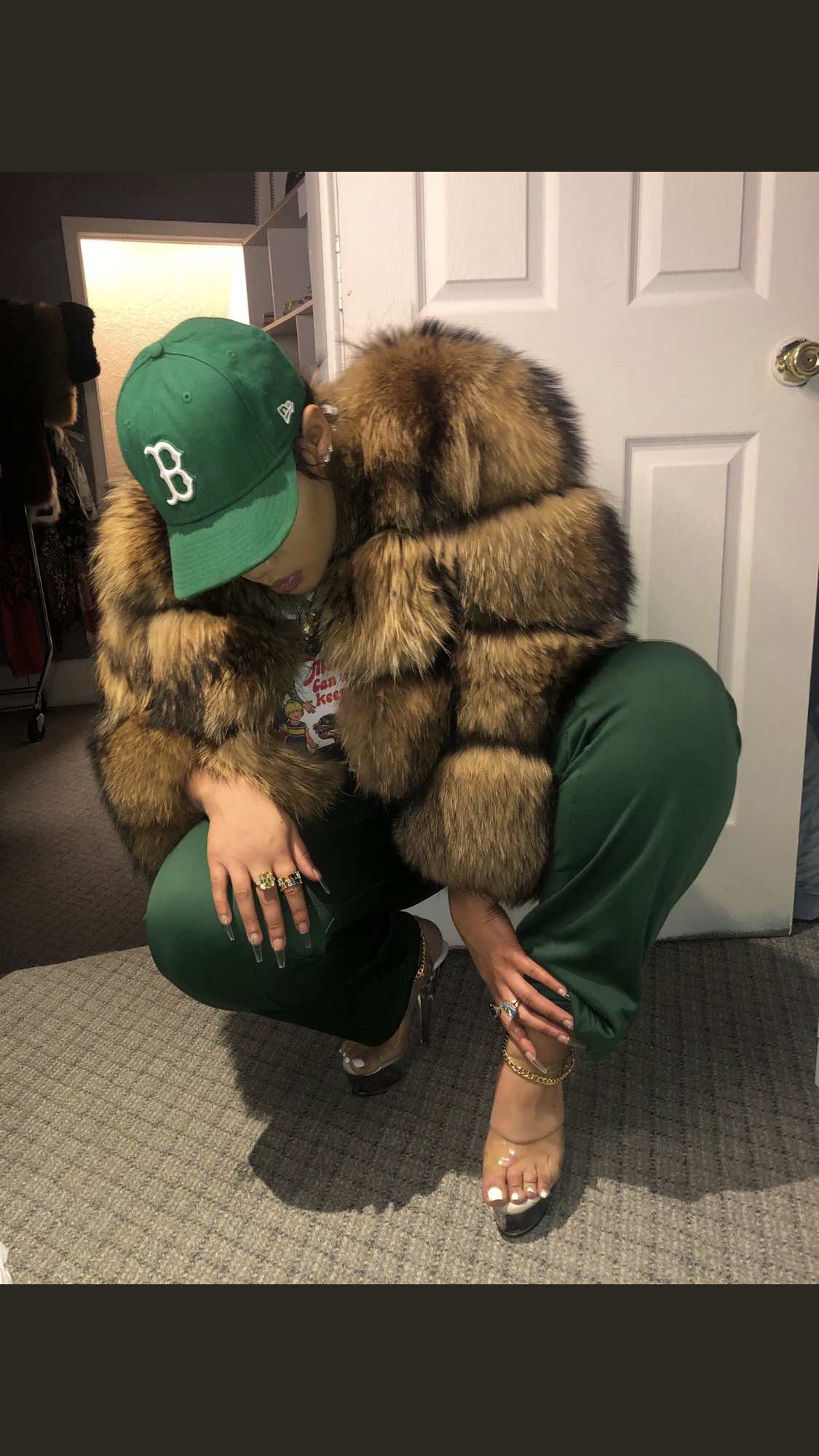 Outfits With Green Pants, Fur clothing, Fake fur: winter outfits,  Fur clothing,  Fake fur,  Green Pant Outfits  