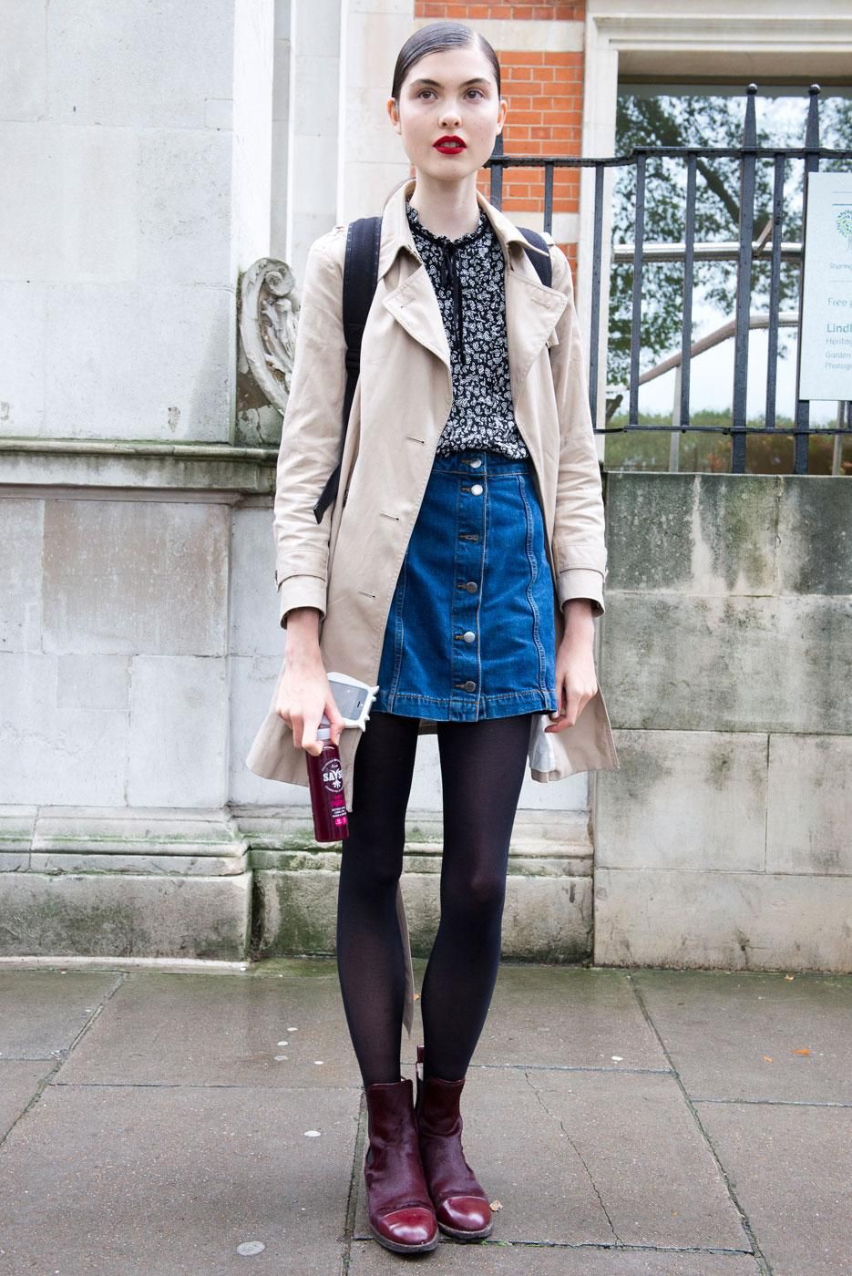 Faldas con botones y botines: Denim skirt,  Skirt Outfits,  Trench coat  