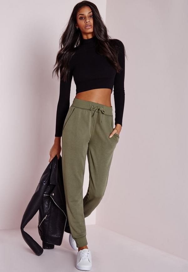Daily dose of US tenue avec jogging, Casual wear: Crop top,  Casual Outfits,  Joggers Outfit,  JOGGING TROUSERS  