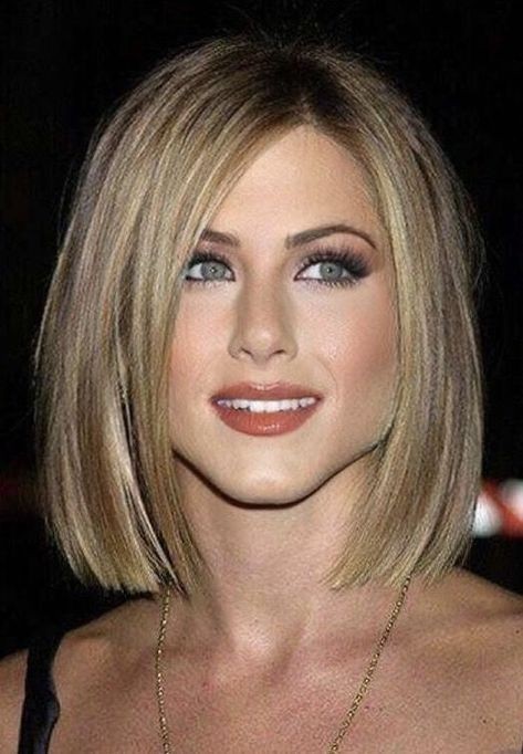 Trendy Layered Hairstyle For Women: Shoulder Length Hairstyle,  nice Shoulder Length Hairstyle,  Cute Shoulder Length Hairstyle  