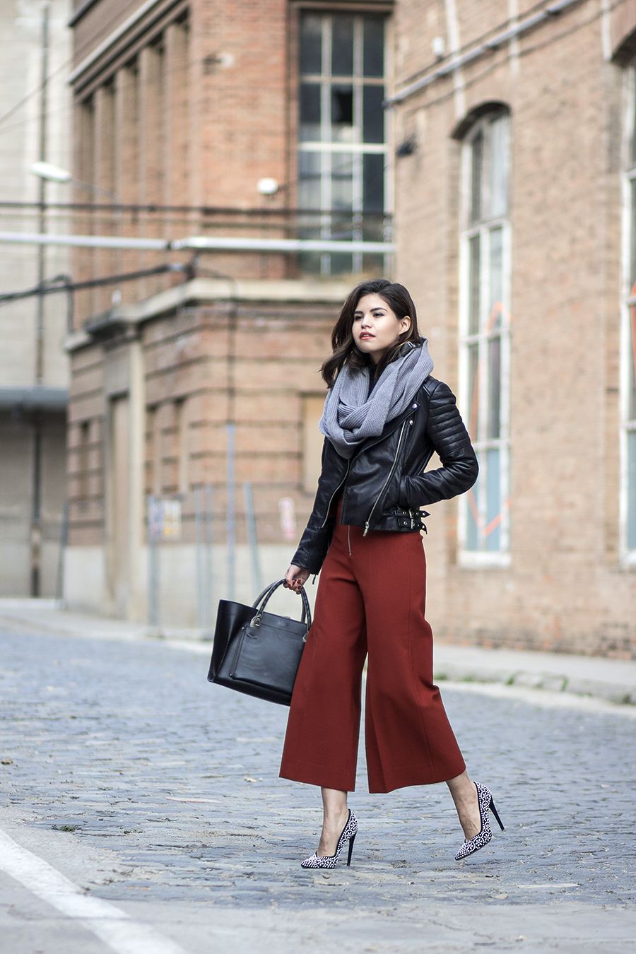 Fashionable Maroon Pants Attire For Fall: Trendy Burgundy PantsOutfit  