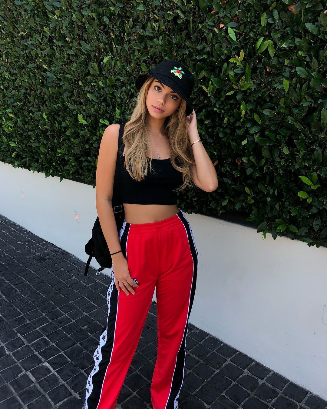 Outfits With Sweatpants, Kylie Jenner, Sports shoes: Kylie Jenner,  Sports shoes,  Casual Outfits,  Sweatpants Outfits,  Sports Pants,  Sports bra  