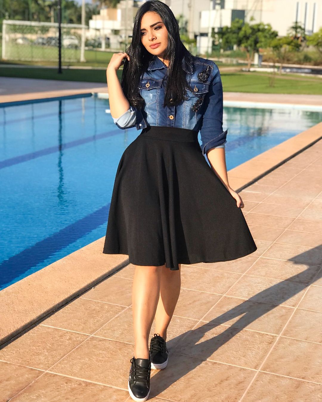 Pictures to see pessoa em pe, Little black dress | Trendy Outfits To Look  Stylish In 2020 | Denim skirt, Formal wear, Modest fashion