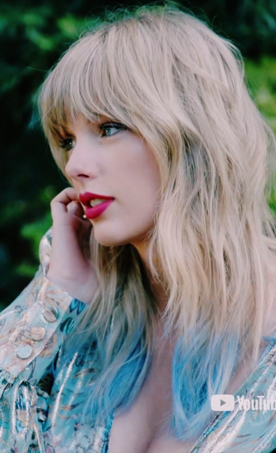 Her breast/bra size 34b, waist size 24 & hip size 33 inches. Classic Red | Taylor Swift Tumblr | Taylor Swift Instagram ... Taylor Swift Height In Feet And Inches : Classic Red | Taylor Swift Tumblr | Taylor Swift Instagram ...