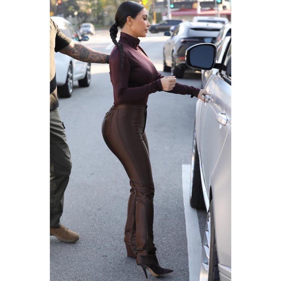 Kim can work that shit Kim Kardashian Stylevore: hottest celebs,  Most Famous Celebrity,  Kim Kardashian Outfit,  Kim Kardashian Fashion,  Kim,  Kardashian,  Stylevore,  Kim Kardashian Lips,  Kim Kardashian Hairstyle  