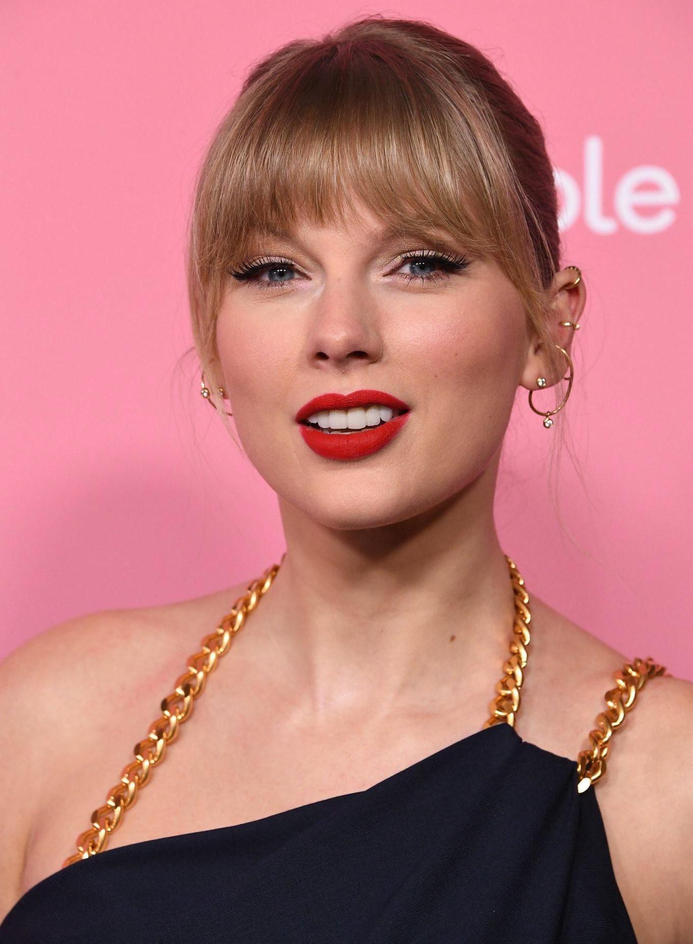 Smile | Taylor Swift Sexy: Celebrity Outfit Ideas,  Sexy Girl,  hottest celebs,  Taylor Swift,  Taylor Swift Instagram,  Taylor Swift hairstyle,  Taylor Swift lips  