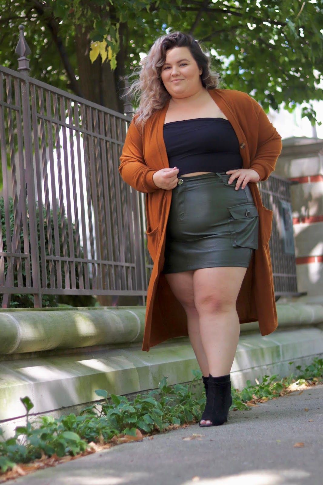 Classy Plus Size Casual Mini Skirt Outfits | Plus Size Leather Skirt