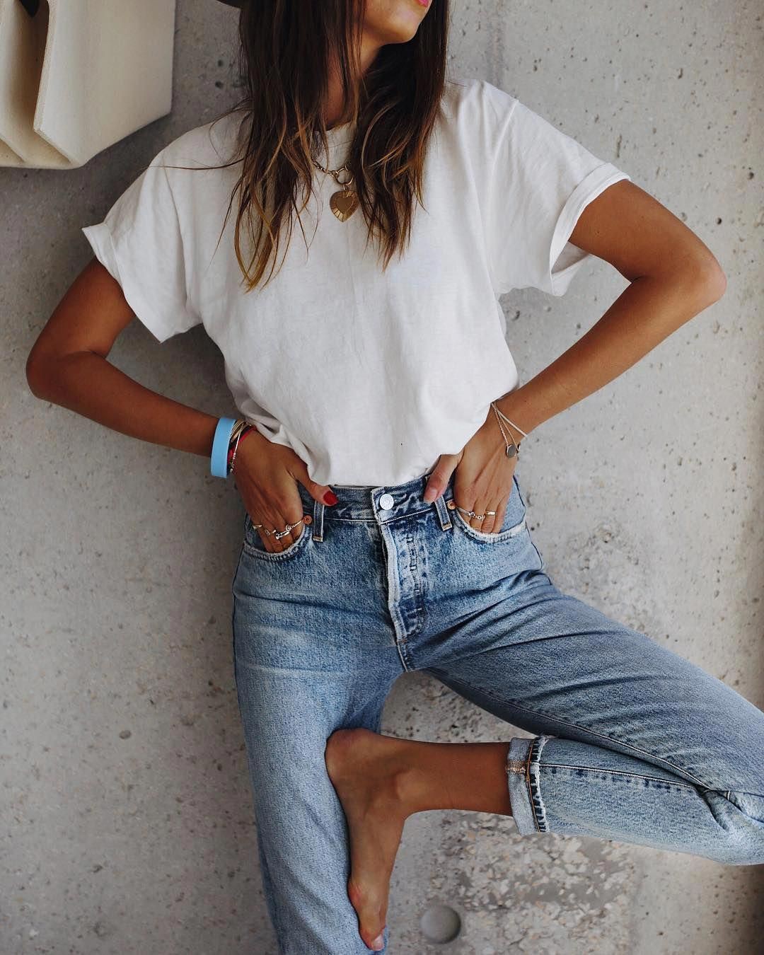 Latest Outfits With Mom Jeans For Teen Girls - Casual Fashion: Casual Outfits,  Denim Outfits,  Jeans Outfit Ideas,  Trendy Jeans Outfit  