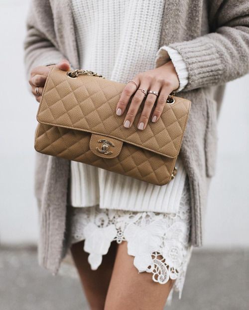 Bolso clasico chanel beige, Fashion accessory | Outfits With Long Cardigan  | Fashion accessory, Long Cardigan Outfits,