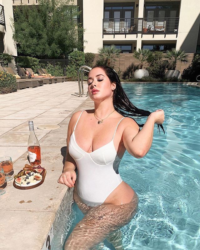 Hot Thick White Model  Wallpaper: Hot Girls Instagram,  Hot Instagram Teens,  Hot Insta Pics,  Hot Bikini Pics,  Thick Girls Sexy Pics,  Hot White Girls,  Thick White Girls,  Thick Models,  Thick Girls Instagram  