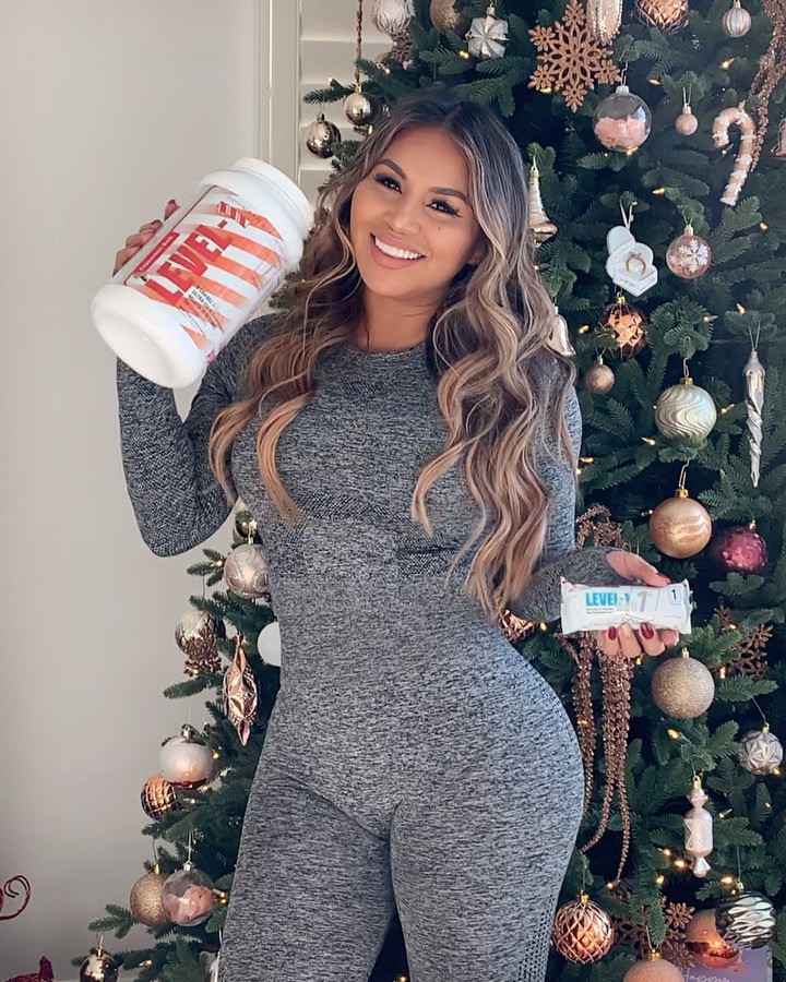 Dolly Castro sportswear, stocking style outfit, Long Hair Ideas: photography,  Christmas tree,  Christmas decoration,  Brown hair,  Sportswear,  Dolly Castro Instagram  