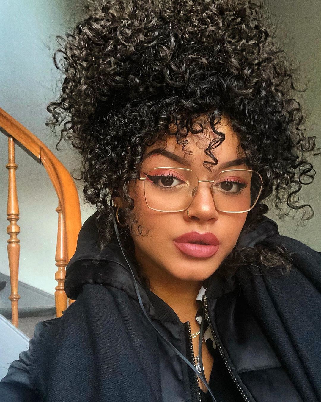 Sina Iuna Natural Black Hair, Glossy Lips, Hairstyle For Girls: Jheri Curl,  Black hair,  Jeans Outfit,  Turquoise Undergarment  