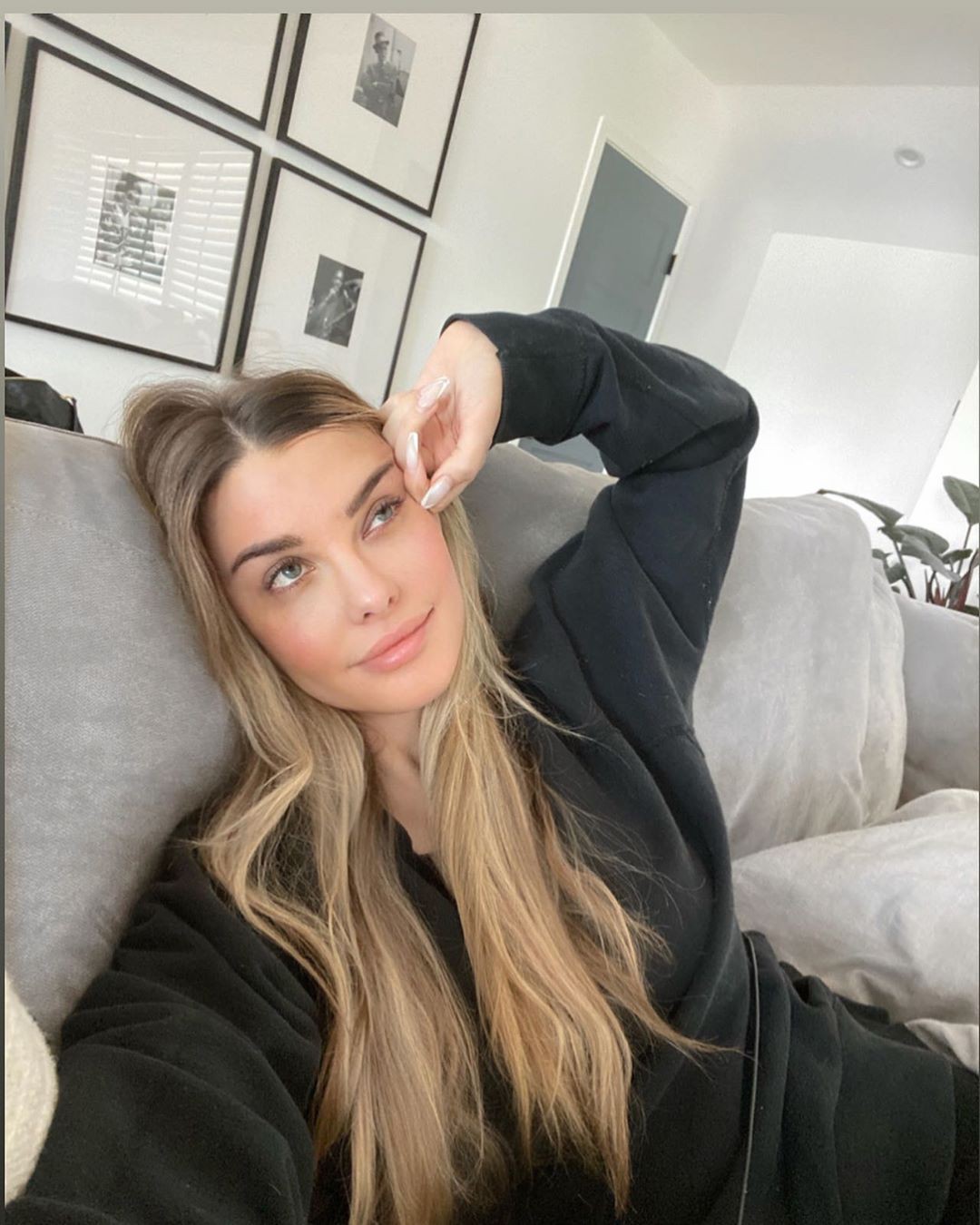 Emily Sears blond hairs pic, Glossy Lips, Long Hairstyle Girls