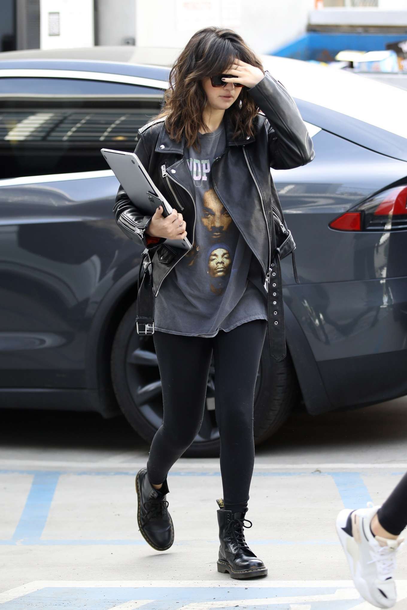 Selena Gomez – Arrives at Nine Zero One Salon in West Hollywood: celebrity pictures,  Celebrity Inspired Outfit,  Hollywood,  Celebrity Street Style  