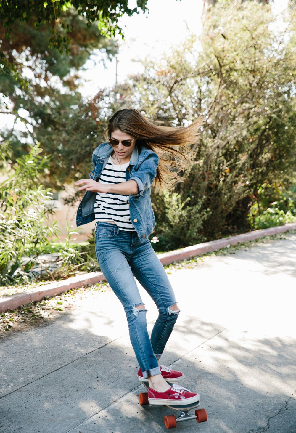 Jeans jacket girl with sneakers | Dress With Jean Jacket | Denim Outfit ...