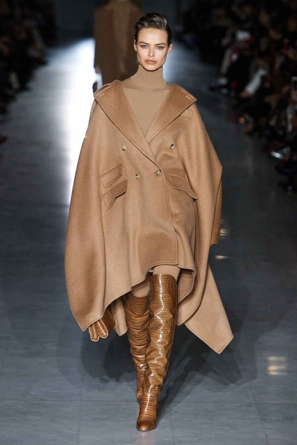 Brown colour outfit ideas 2020 with coat: Fashion show,  fashion model,  Max Mara,  Haute couture,  Brown Outfit,  Brown Boots Outfits,  Ready To Wear,  Camel coat,  Wool Coat,  beige coat  