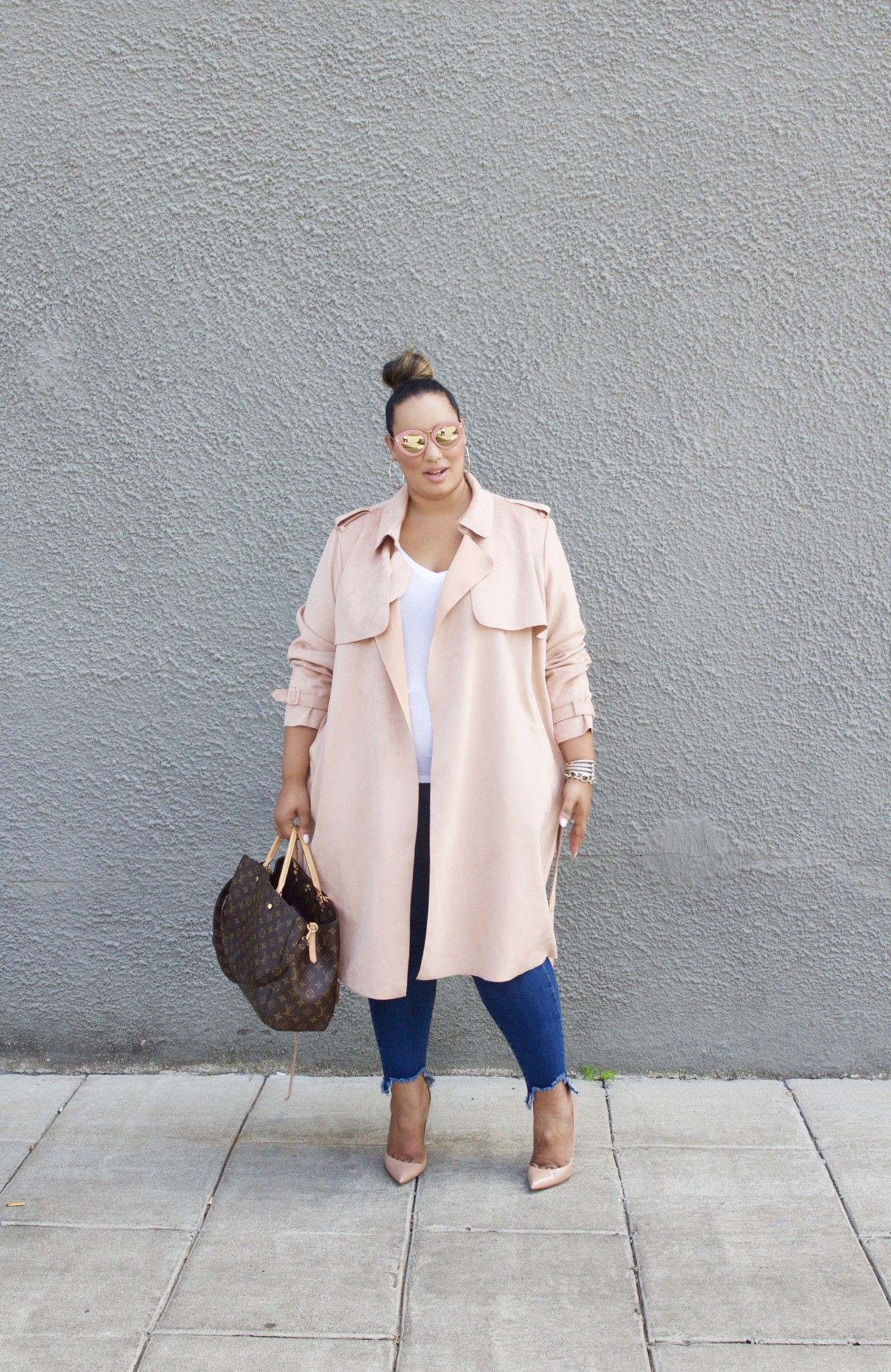 Beige and white colour dress with trench coat, overcoat, skirt: Trench coat,  Chaqueta sobretodo,  Street Style,  Beige And White Outfit,  Winter Outfit Ideas,  Wool Coat,  Beige Suit  