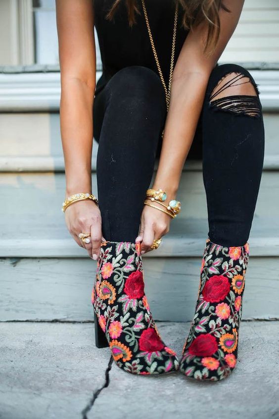 Floral embroidered boots outfit high heeled shoe, street fashion: Boot Outfits,  Hot Girls,  Date Outfits,  Street Style,  High Heeled Shoe  