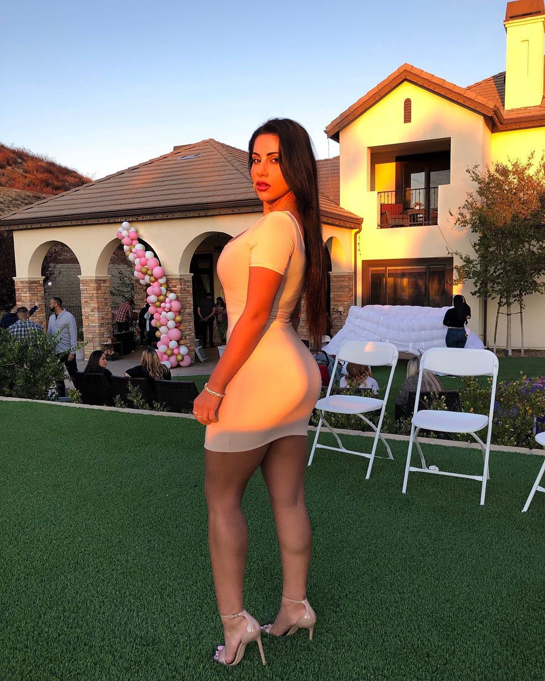 Yasmin Kavari hot girls thighs, fine legs, fun pic: Sexy Outfits,  Instagram girls,  Hot Dresses  