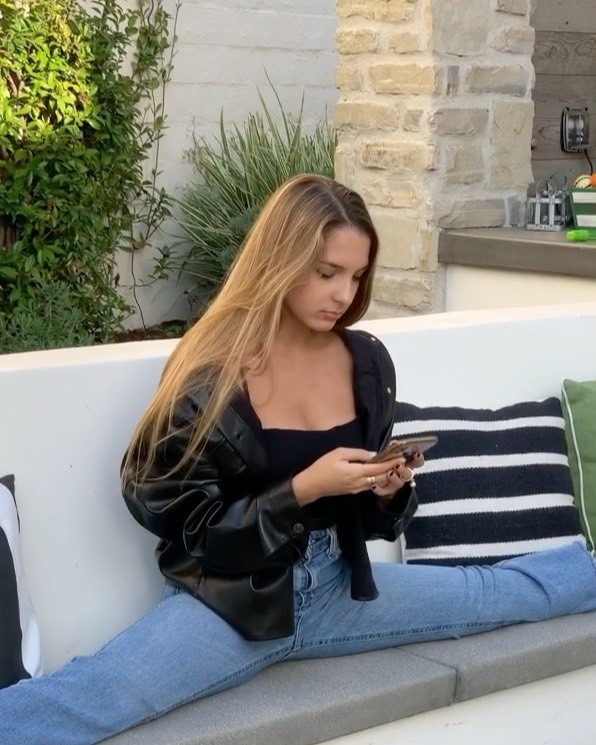 Lexi Rivera Black Top With Blue Jeans Colour outfit, you must try, photography ideas, legs picture: Jeans Outfit,  Lexi Rivera Instagram  