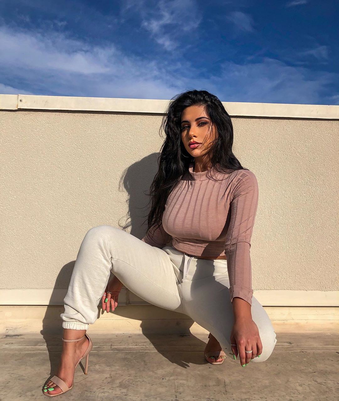 White and pink jeans, photoshoot poses, hot legs: White And Pink Outfit  
