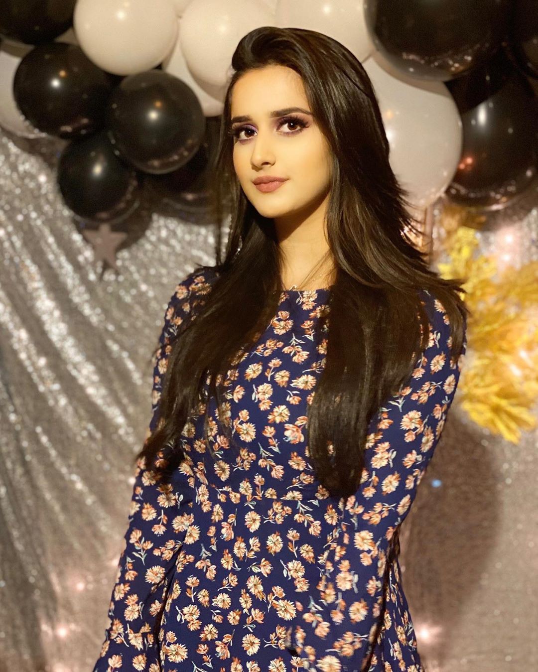 Alishbah Anjum formal wear colour combination, instagram photoshoot, Natural Black Hair: Formal wear,  Alishbah Anjum Instagram  