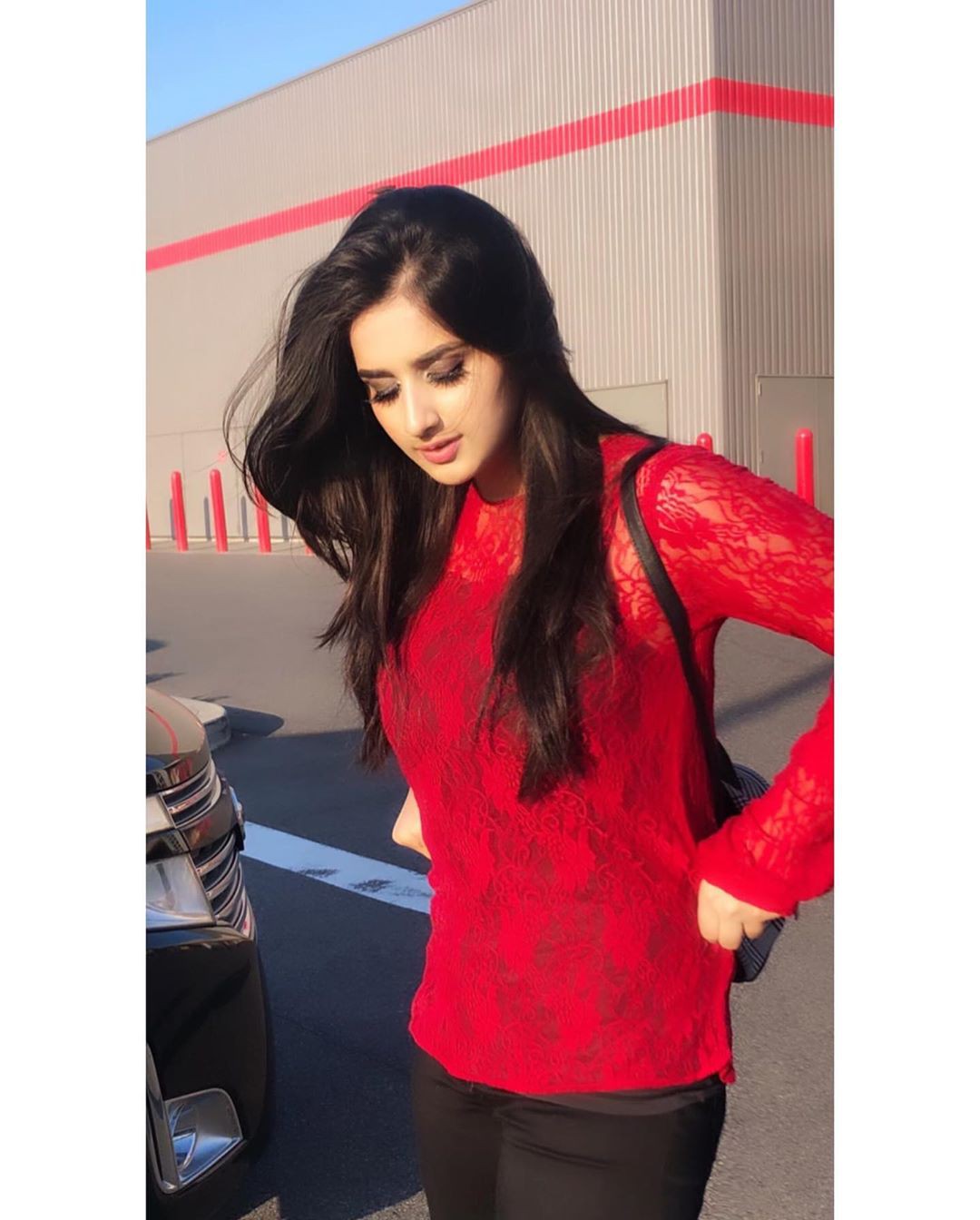 Alishbah Anjum t-shirt, tights colour outfit ideas 2020, Long Hair Ideas: Red T-Shirt,  Red Tights,  Alishbah Anjum Instagram  