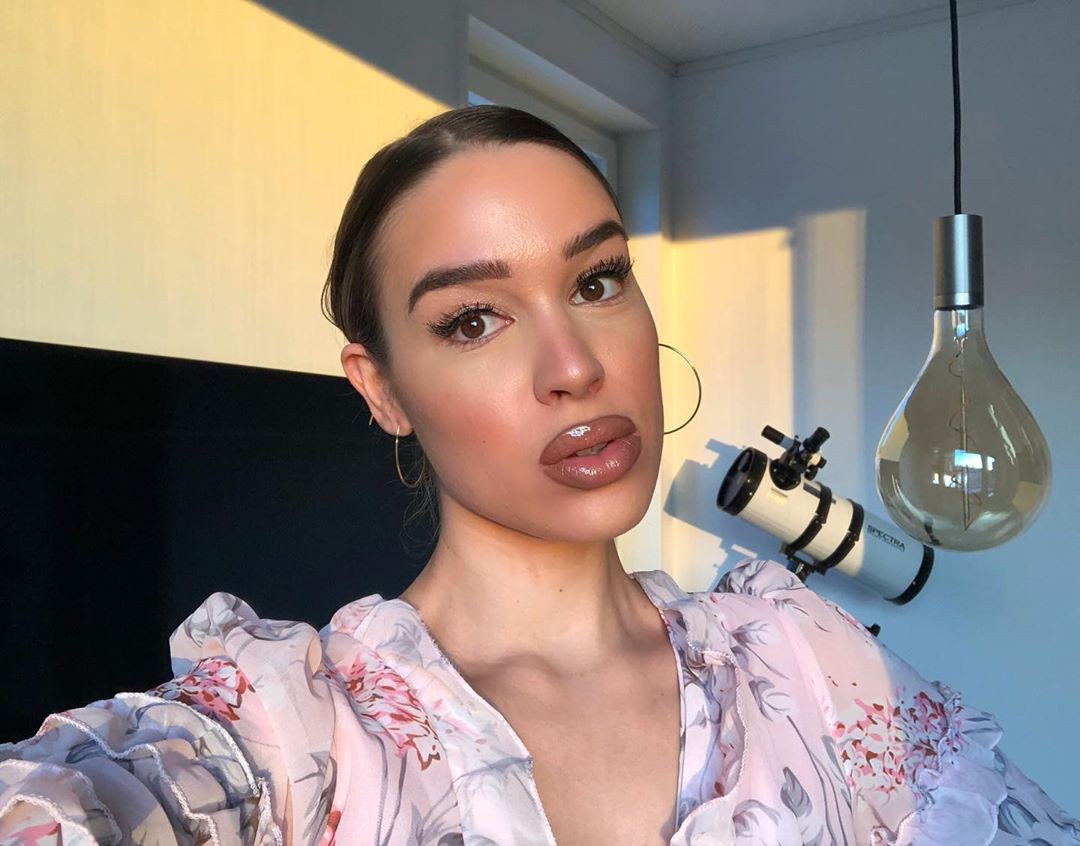 Isabelle Tounsi Face Makeup, Lip Makeup, Haircuts: Casual Outfits,  Hairstyle Ideas,  Cute Instagram Girls  