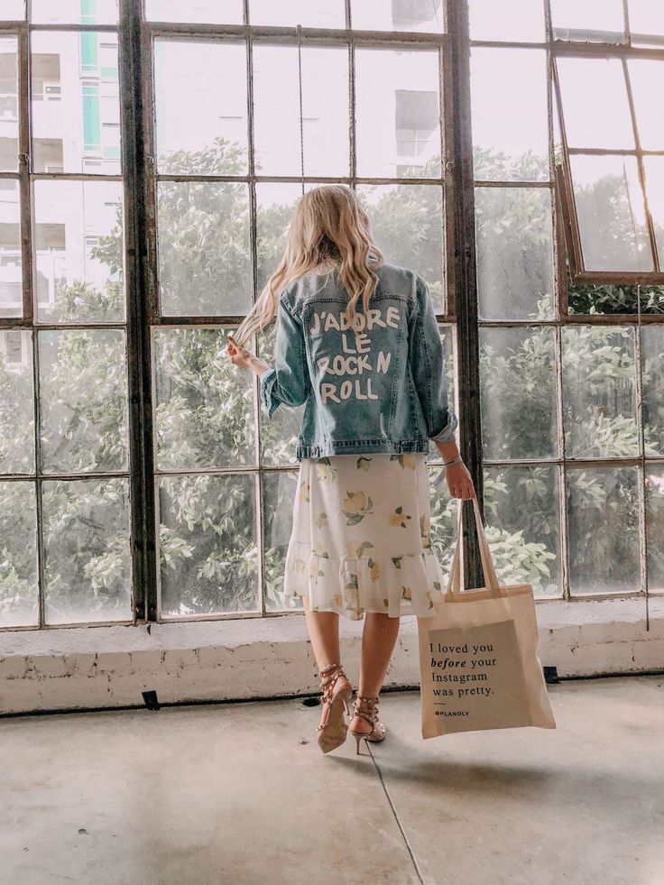 White designer outfit with jean jacket, jacket, shorts: Denim Outfits,  Jean jacket,  T-Shirt Outfit,  White Outfit,  Street Style  