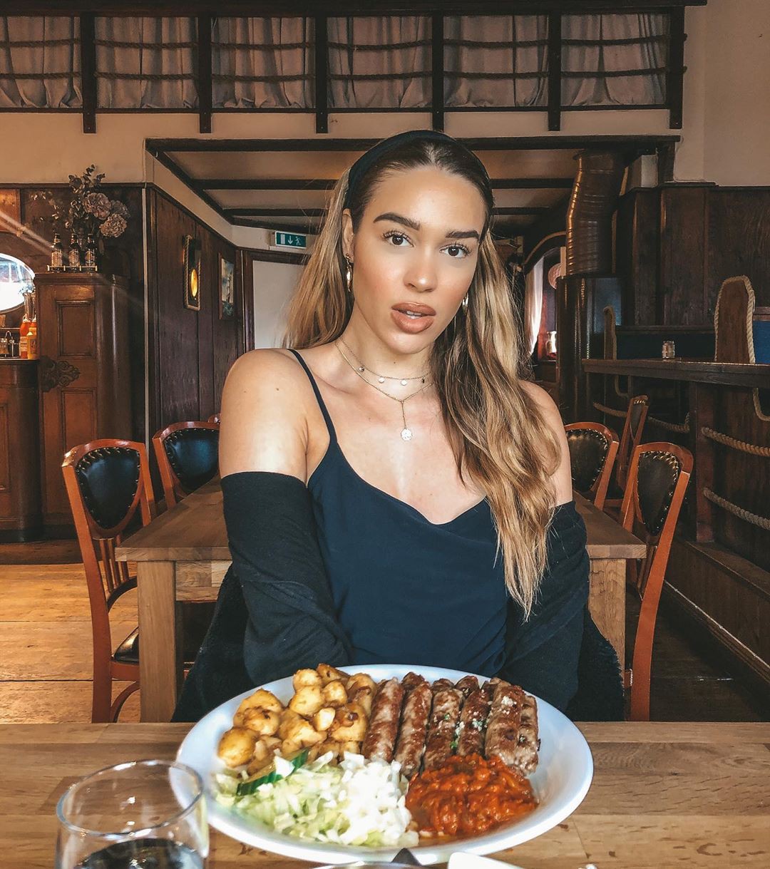 Isabelle Tounsi, comfort food, brown hair, restaurant: Casual Outfits,  Brown hair,  Isabelle Tounsi Instagram  