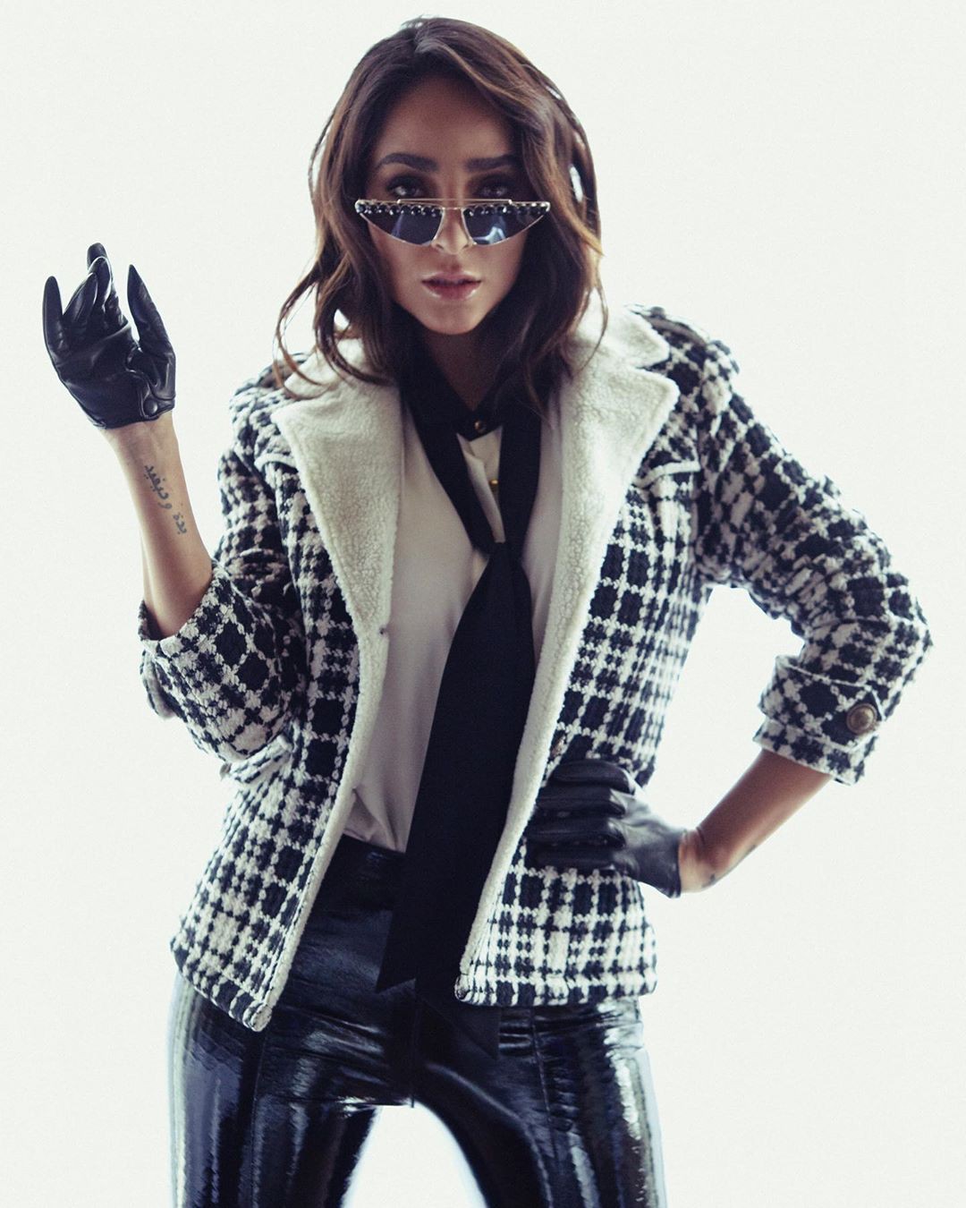 Black and white blazer, Cool Girls, eyewear: Instagram girls,  Black And White Outfit  