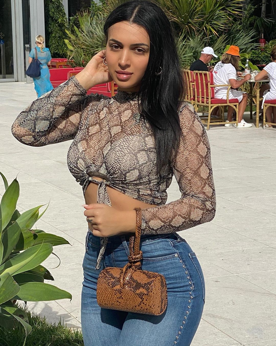 Nebby Fusco jeans style outfit, photoshoot ideas, Natural Black Hair: Instagram girls,  Jeans Outfit  