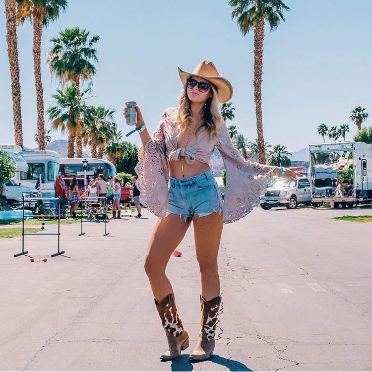 Yvette Arriaga shorts, jeans, denim colour outfit: Denim,  shorts,  Coachella Outfits,  Jeans Outfit  