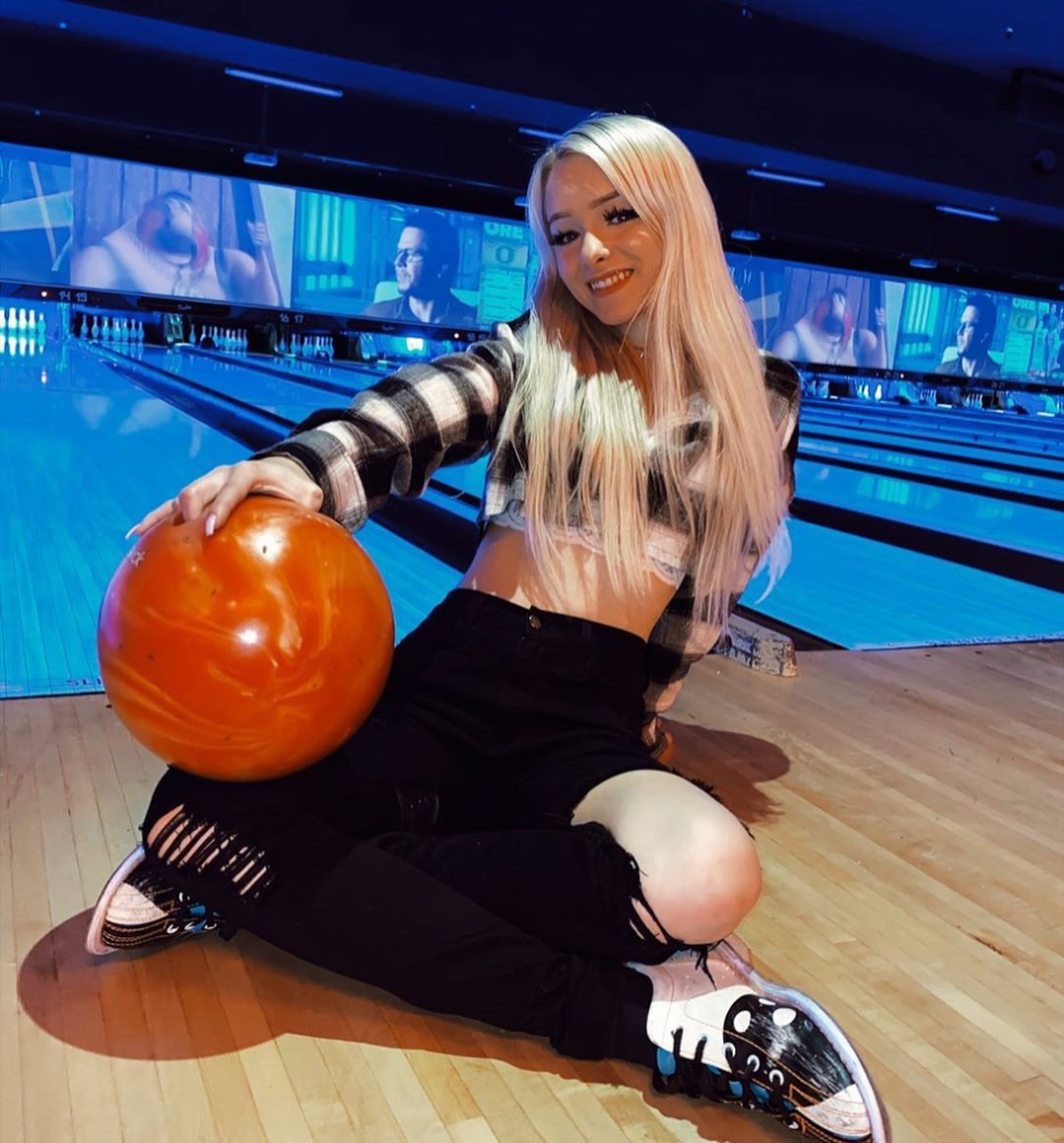 Zoe Laverne hot legs, individual sports, bowling equipment: Sexy Outfits,  Zoe Laverne TikTok  