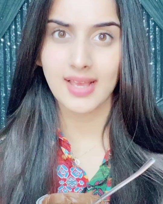 Alishbah Anjum Cute Girls Face Instagram Natural Glossy Lips Haircuts