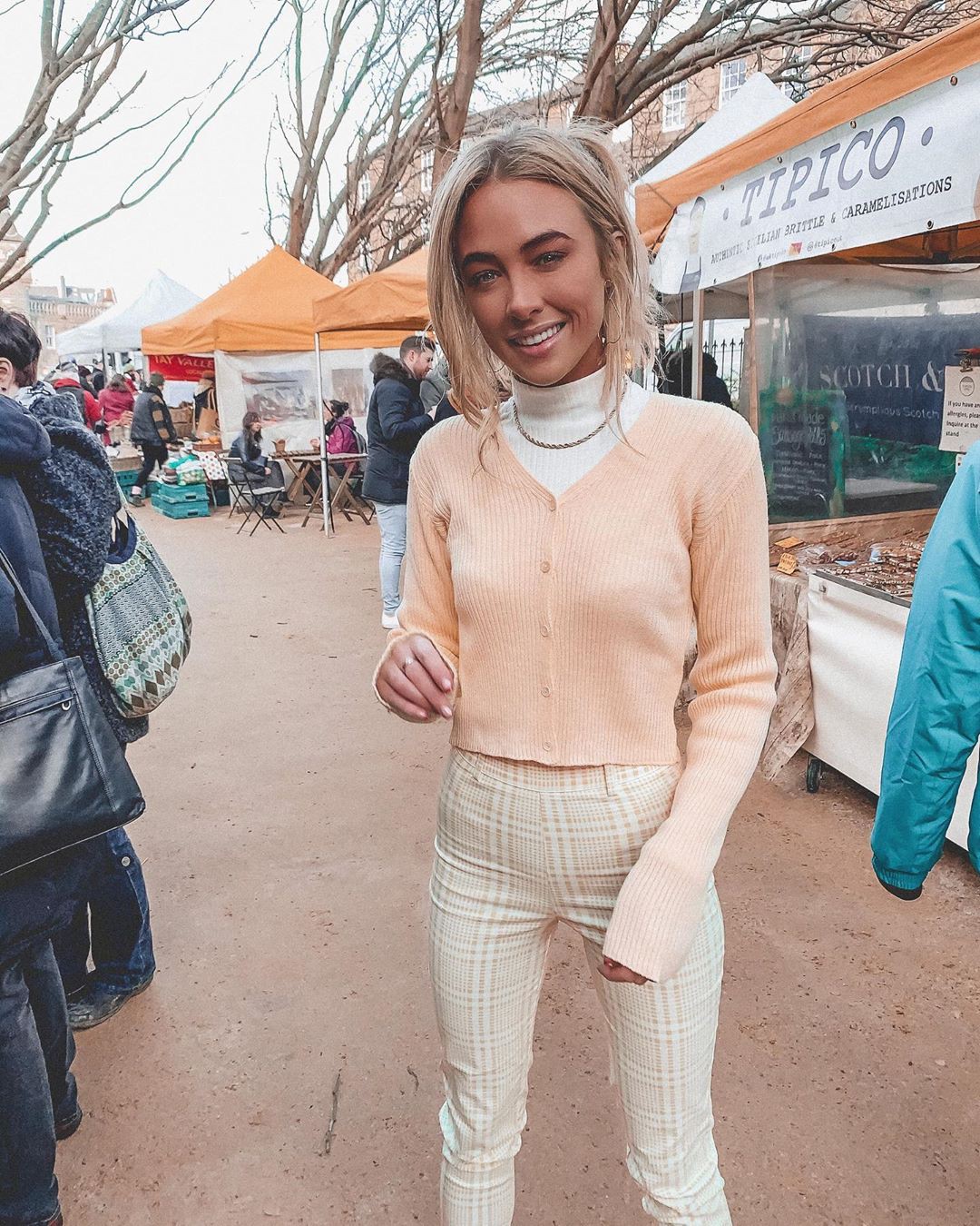 white colour outfit with jeans, Cute Face, outfit ideas: White Jeans,  Nicola Hughes  