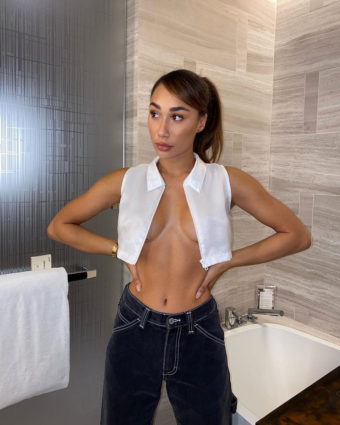 Eva Gutowski body muscle, Hot Model Picture, costumes designs