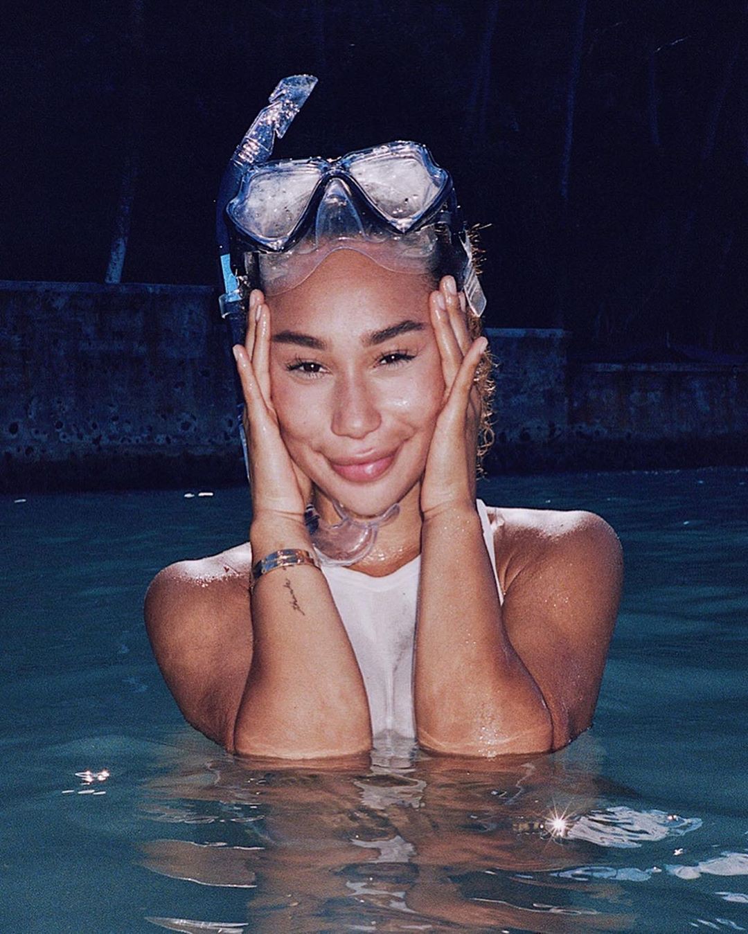 Eva Gutowski photoshoot poses, photography for girl, fun pic: Swimming pool,  Instagram girls,  Hot Eva Gutowski  